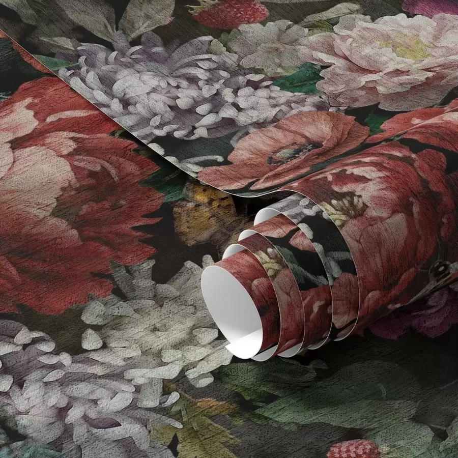 Fototapetes Tumšas dramatiskas peonijas, ogas un tauriņš uz melna fona a00862