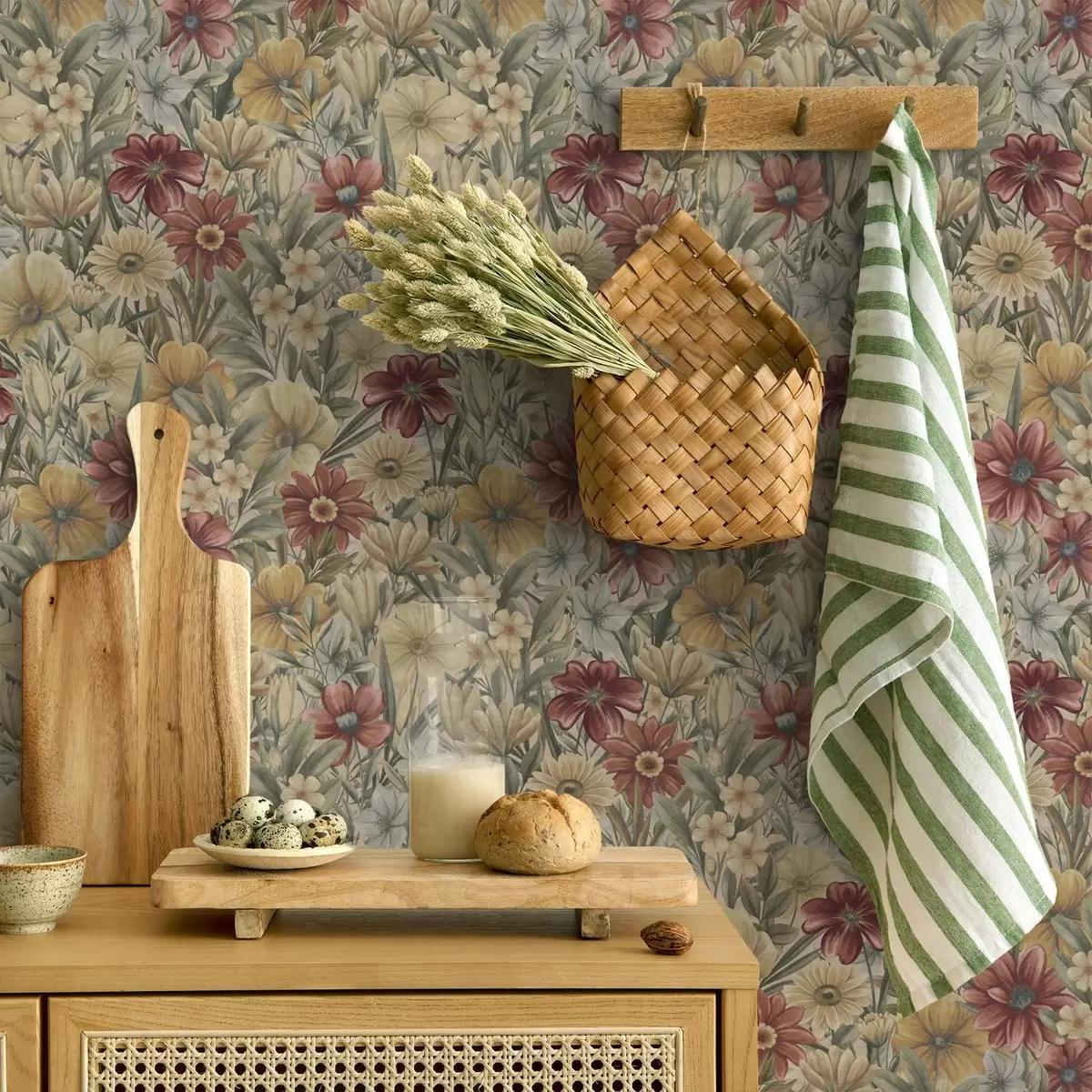 Tapetes Vintage pļava zied siltos dzeltenos, sarkanos un salvijas toņos a00906