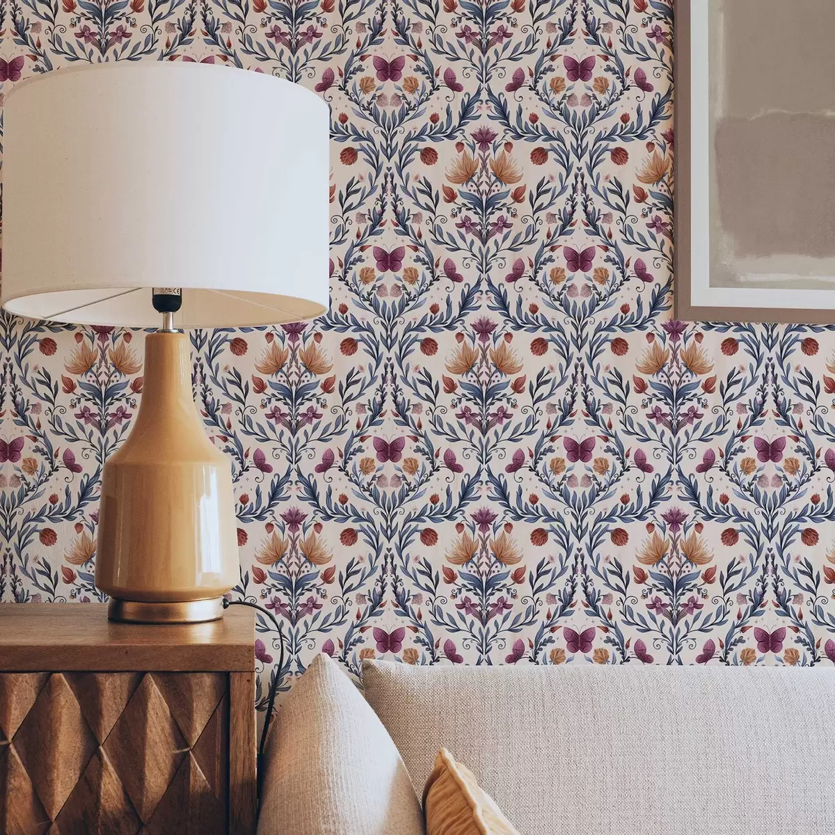 Tapetes Ziedu damasts ar tauriņiem uz maiga persiku fona a00926