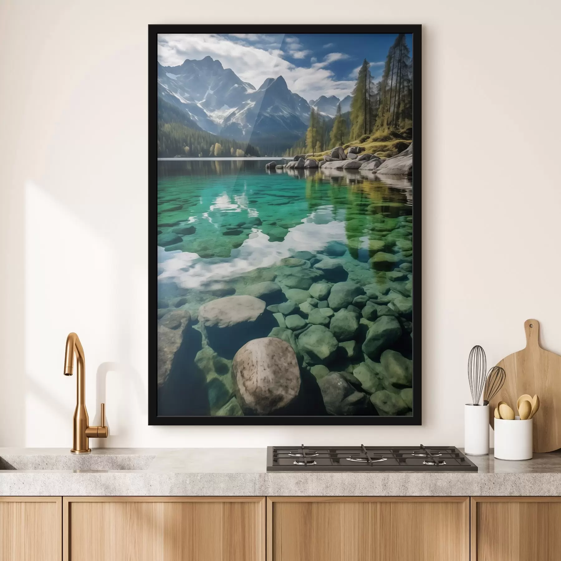 Fototapetes Smaragda krāsas alpīns ezers ar klintīm zem tā un augstiem virsotnēm f46515