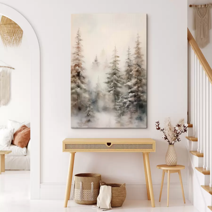 Glezna Augstas, sniega klātas priedes, kas stāv miglas apņemtā mežā, maiga, klusa ziemas ainava s46701