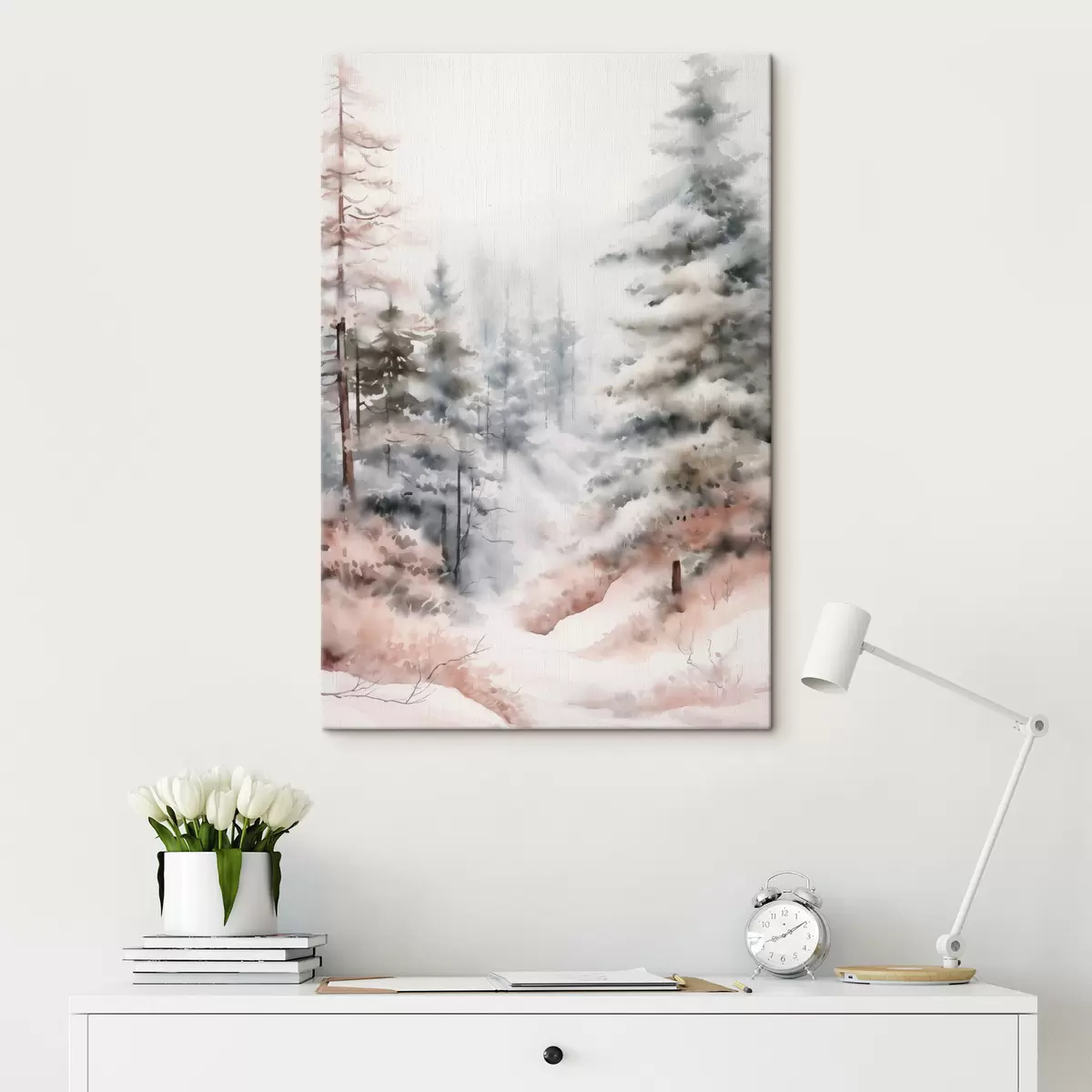 Glezna Augstas, sniega klātas priedes, kas stāv miglas apņemtā mežā, maiga, klusa ziemas ainava s46702