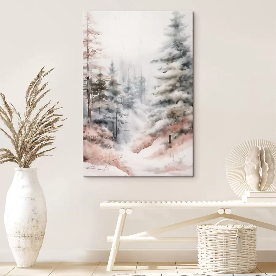 Glezna Augstas, sniega klātas priedes, kas stāv miglas apņemtā mežā, maiga, klusa ziemas ainava s46702