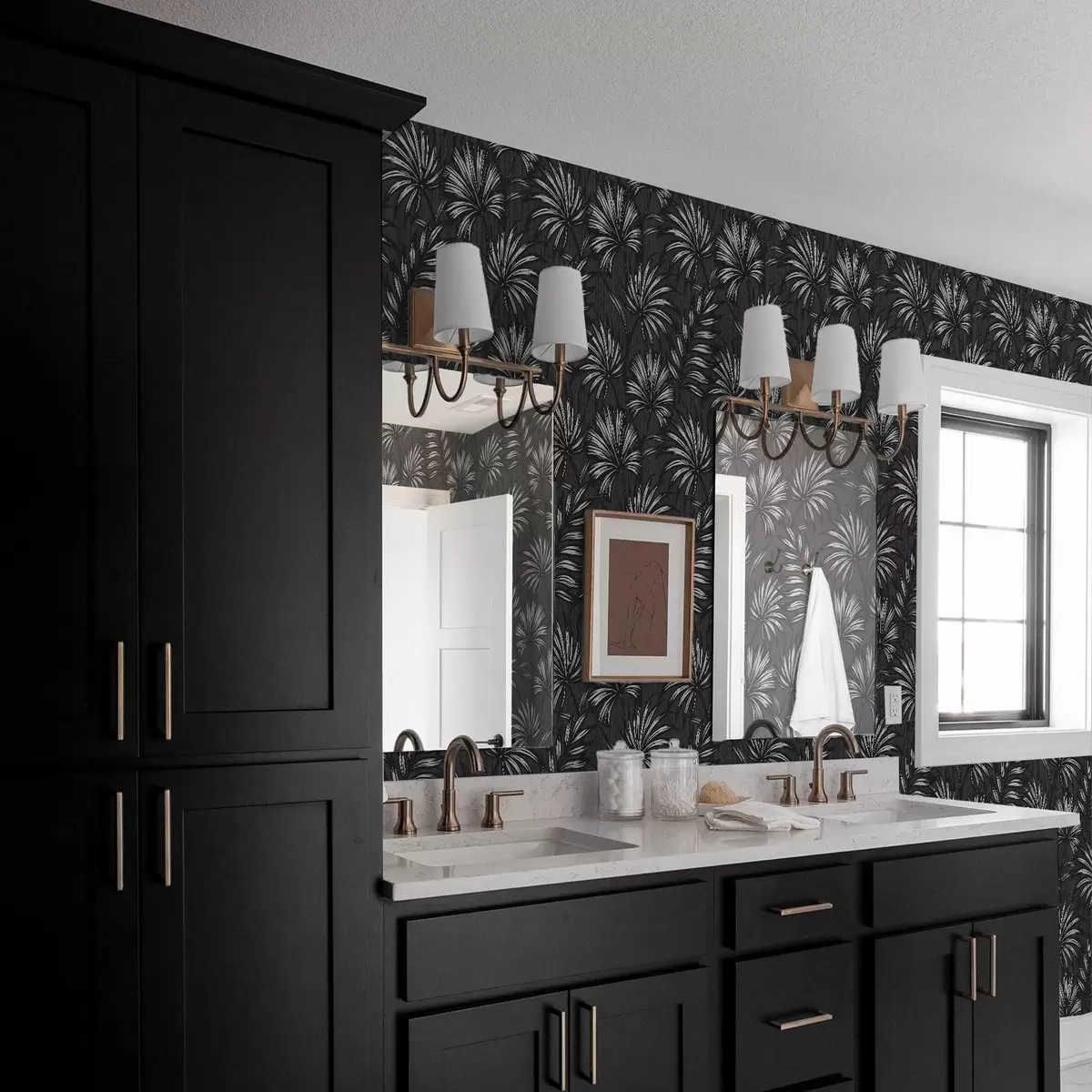 Tapetes Melnbaltas palmu lapas uz tumša fona a00891