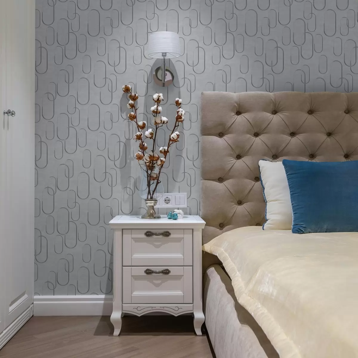 Tapetes Gaišs fons ar iegarenām ovālām figūrām, pelēkiem kontūriem a00921