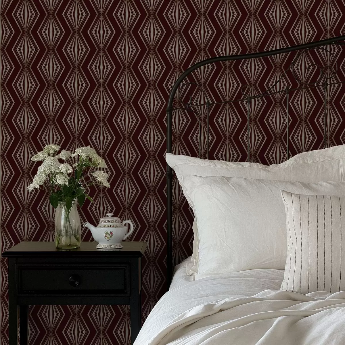 Tapetes Dimanta ģeometriskais raksts uz vīna brūna fona a00925v1
