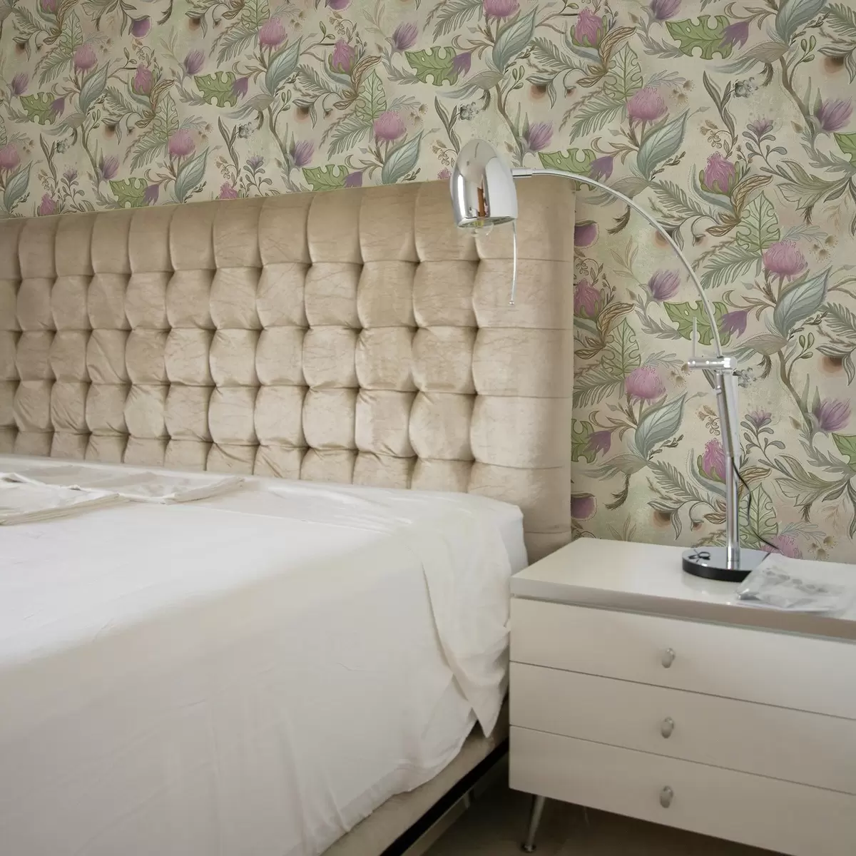 Tapetes Sārti ziedpumpuri un maigi zaļumi uz krēmkrāsas fona a00930v2