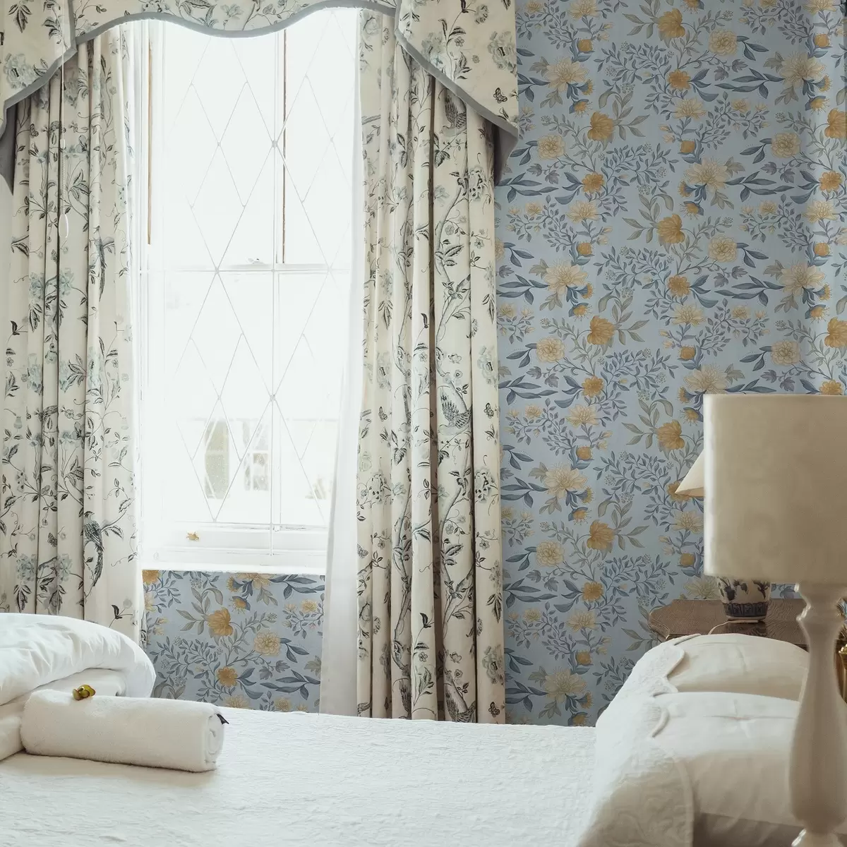 Tapetes Dzeltenas un zilas puķes ar lapām uz debeszilā fona a00934