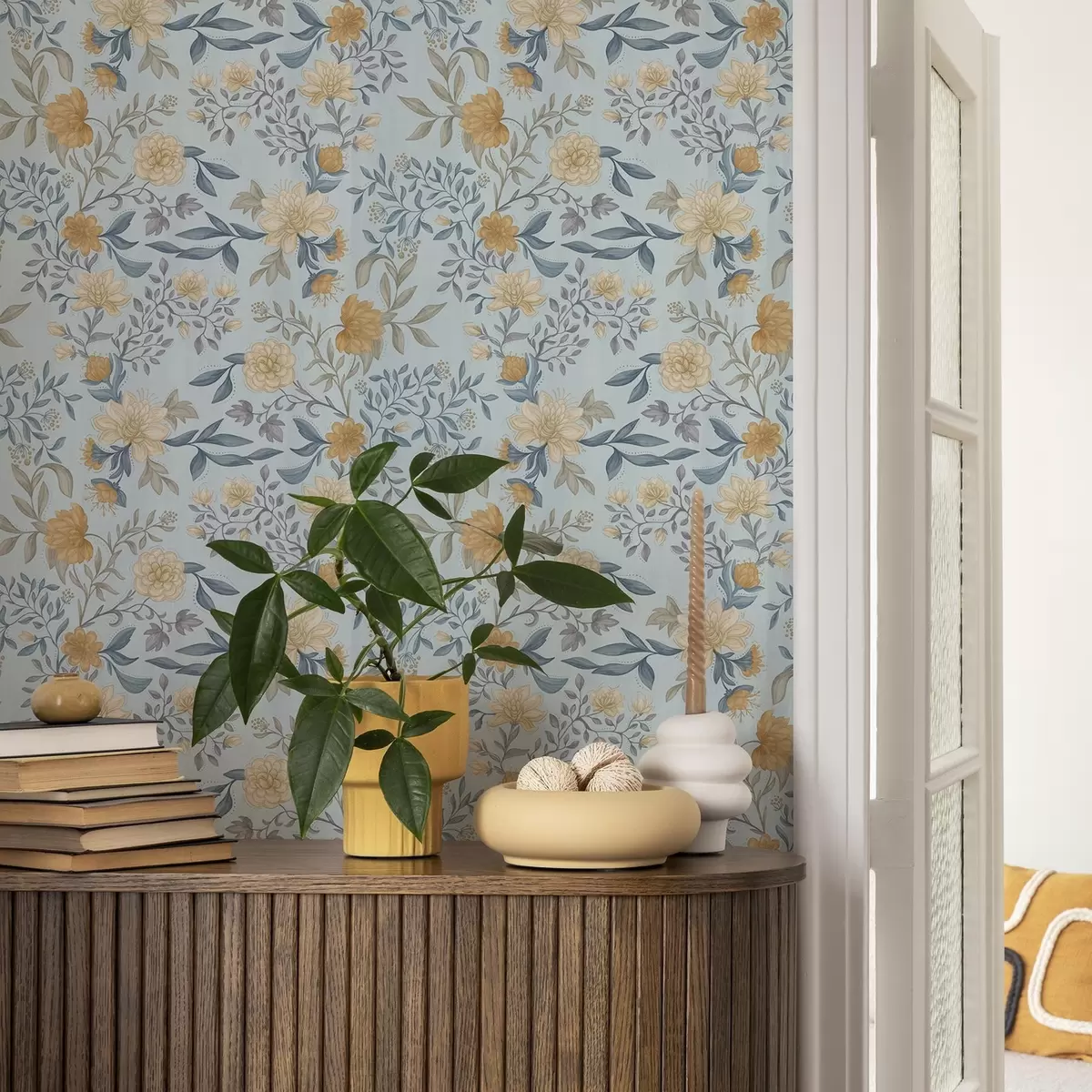 Tapetes Dzeltenas un zilas puķes ar lapām uz debeszilā fona a00934