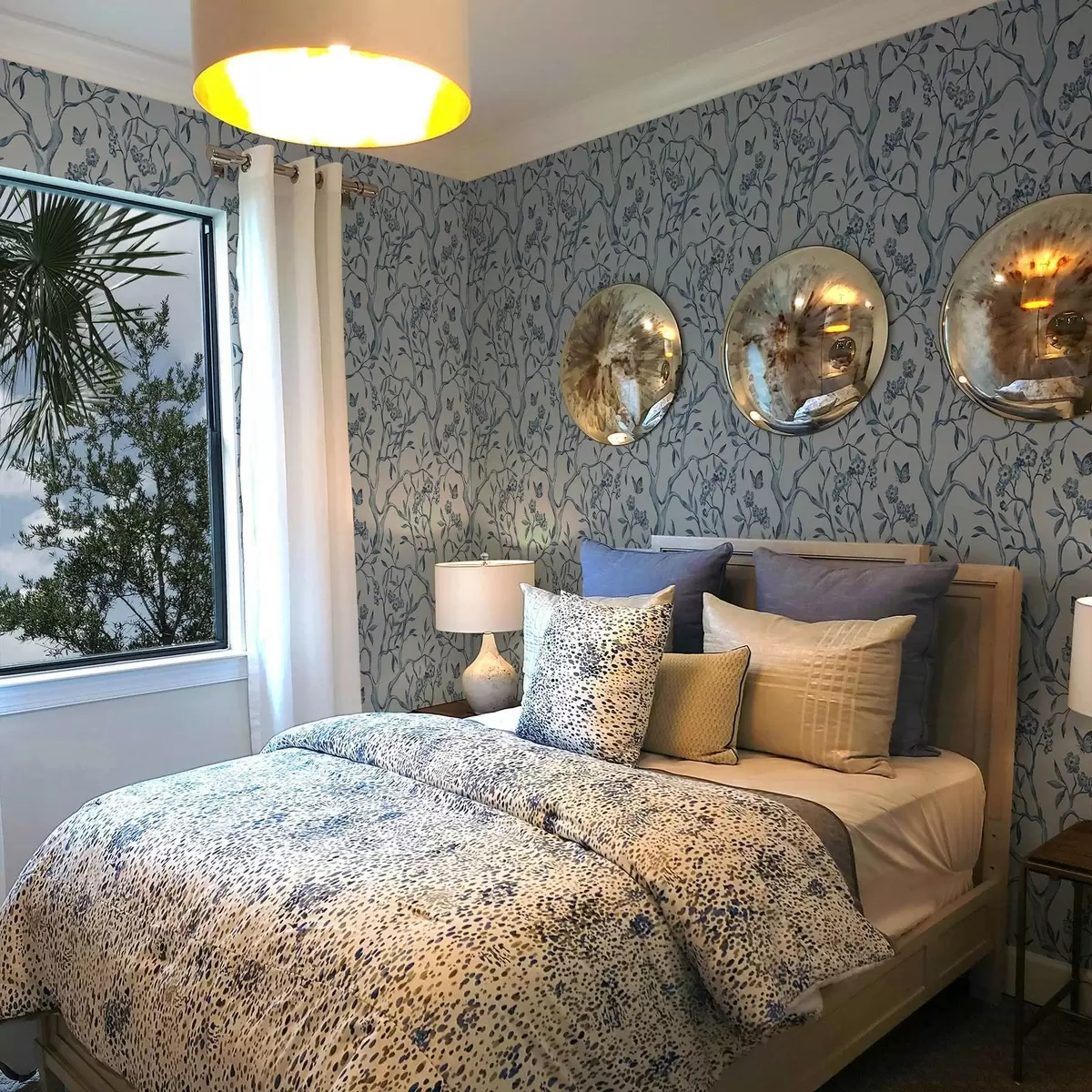 Tapetes Akvareļa zilas zaras ar ziediem un tauriņiem uz gaiša fona a00951