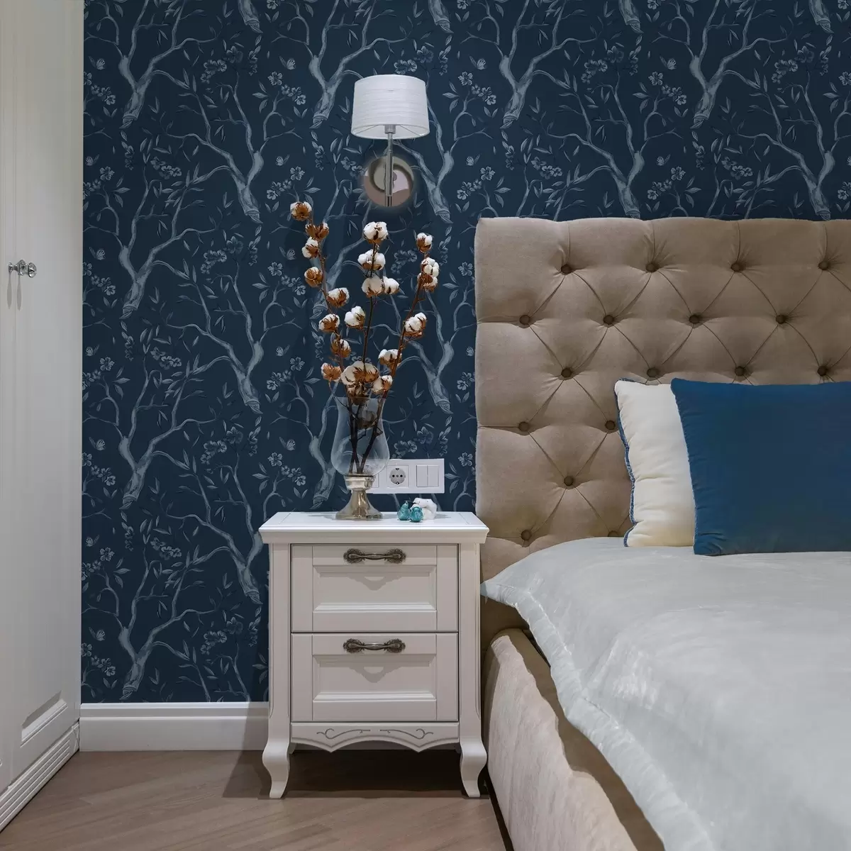 Tapetes Zilas ziedošas zaras ar tauriņiem uz tumša fona a00951v1