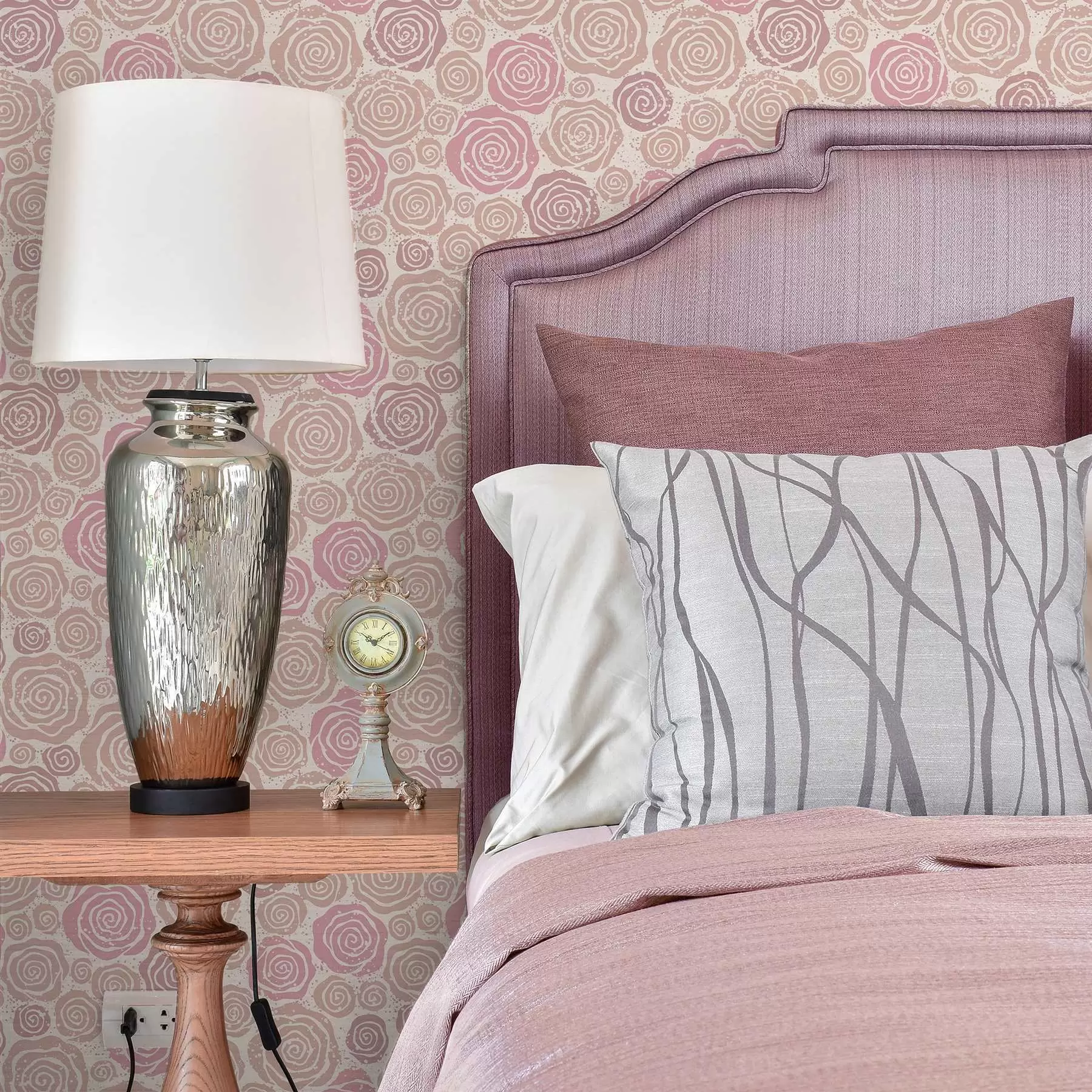 Fototapetes Spirālveida rozā rozes un šļakatas uz gaiša fona a00955