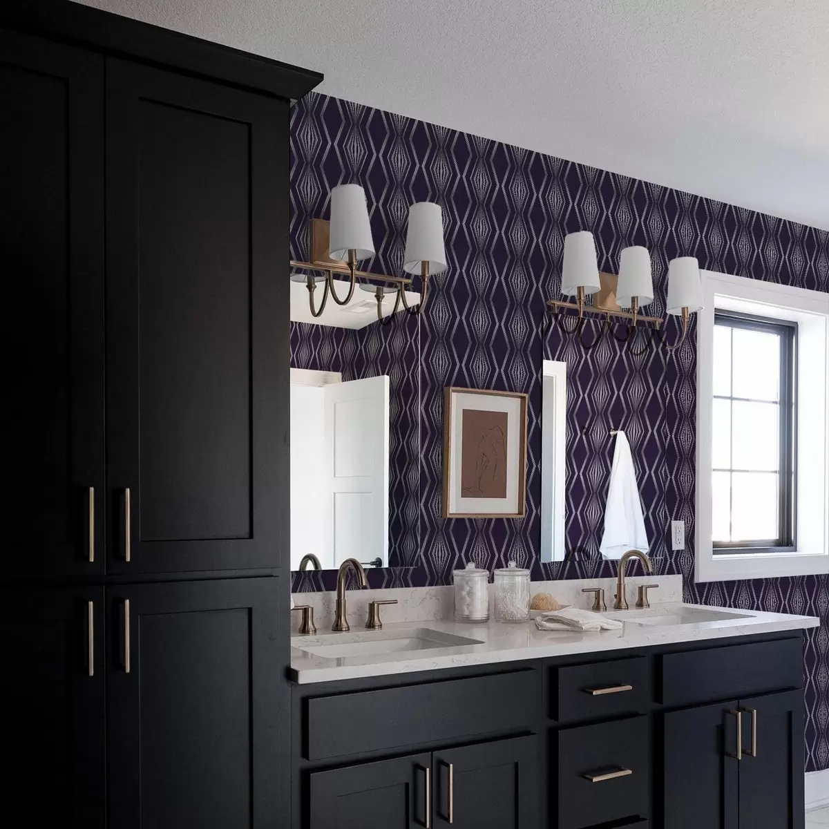 Tapetes Bagātīgs violets fons ar dimantiem un pelēkām zigzaga līnijām a00974v1