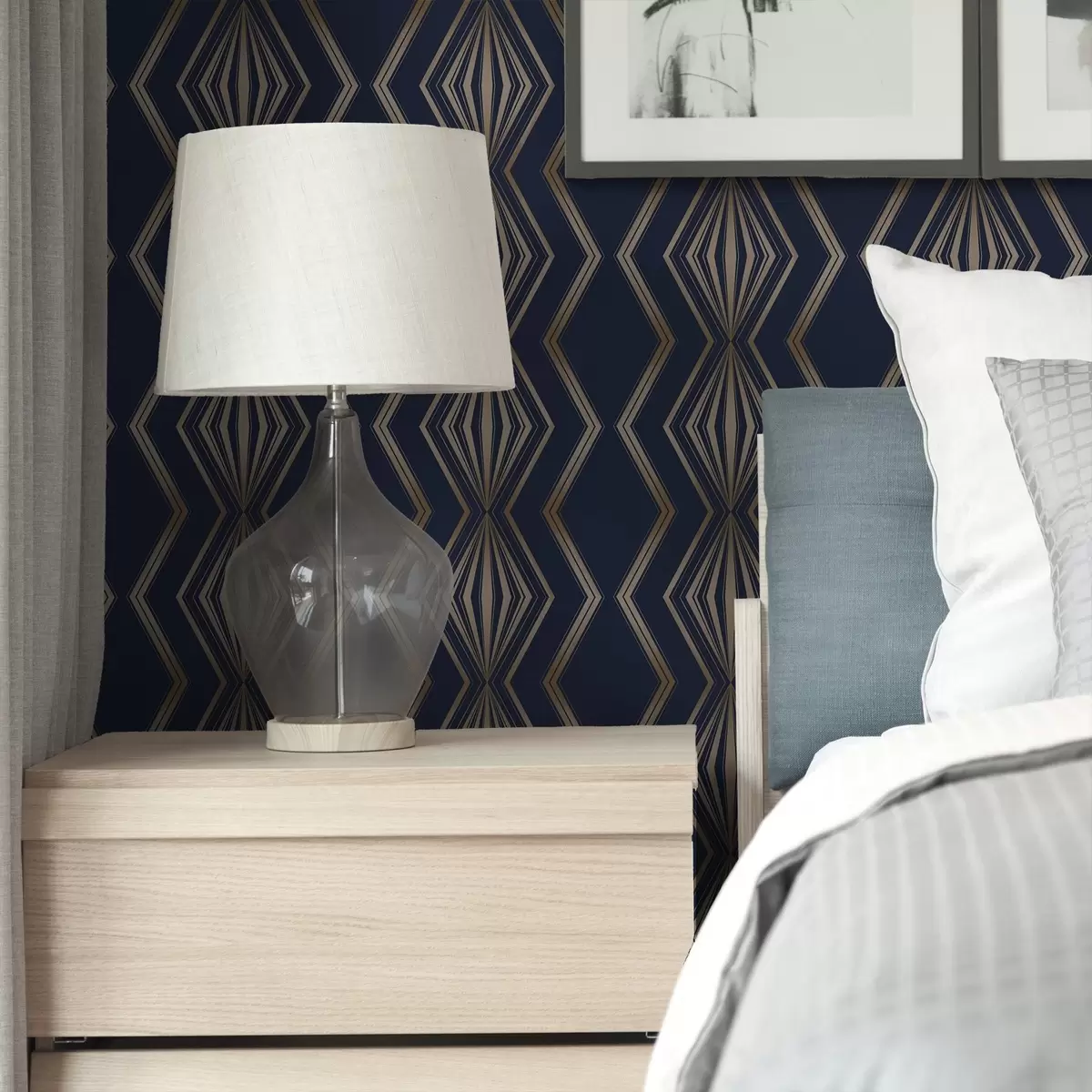 Tapetes Tumši zils fons ar ģeometriskiem rombiem un zigzagu motīviem a00974v2