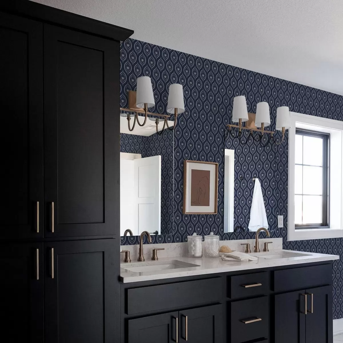 Tapetes Kontrastējoši pilienu motīvi ar ziedu uz tumši zila fona a00977v1