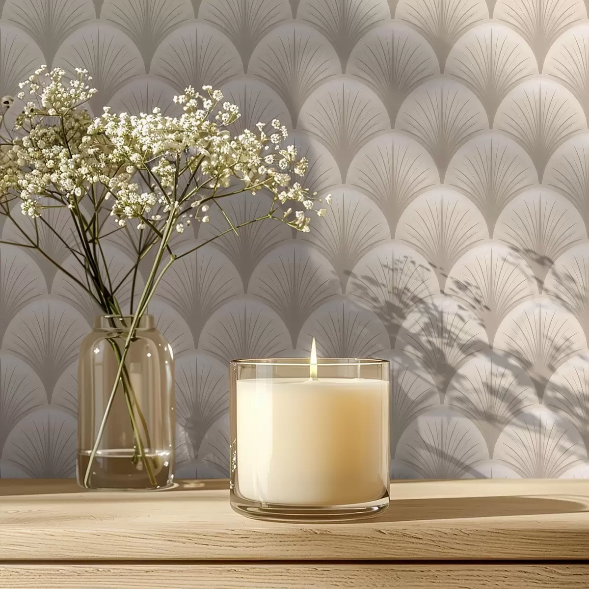 Tapetes Bēša krāsas vēdekļveida arkas ar smalkām starām uz gaiša fona a00978