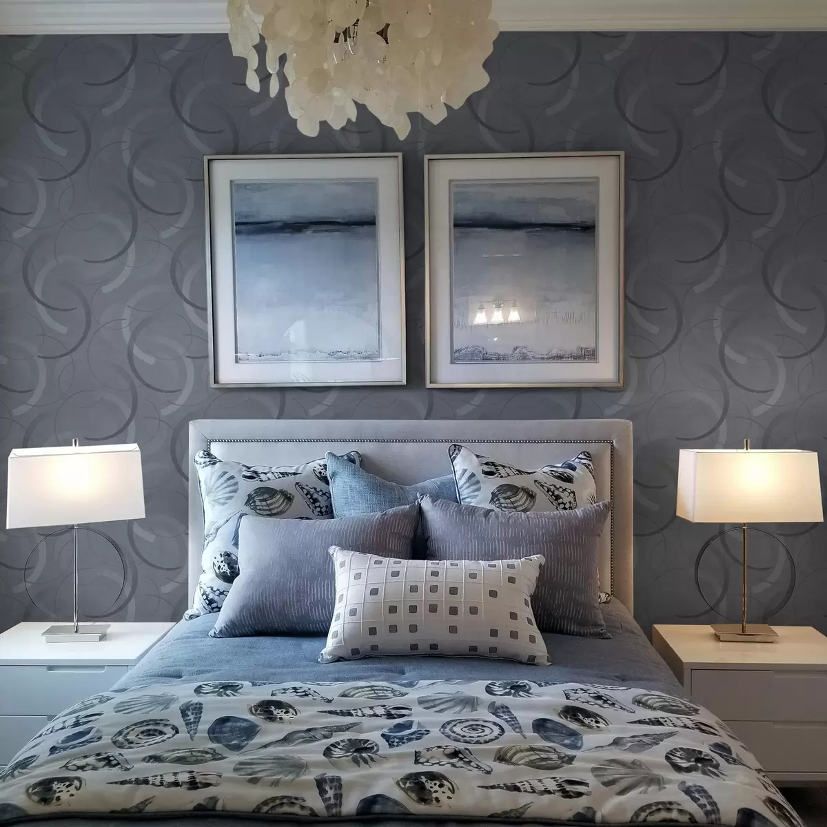 Tapetes Pusapļi un maigi apļi vēsā pelēkā un zilā krāsu gamā a00980