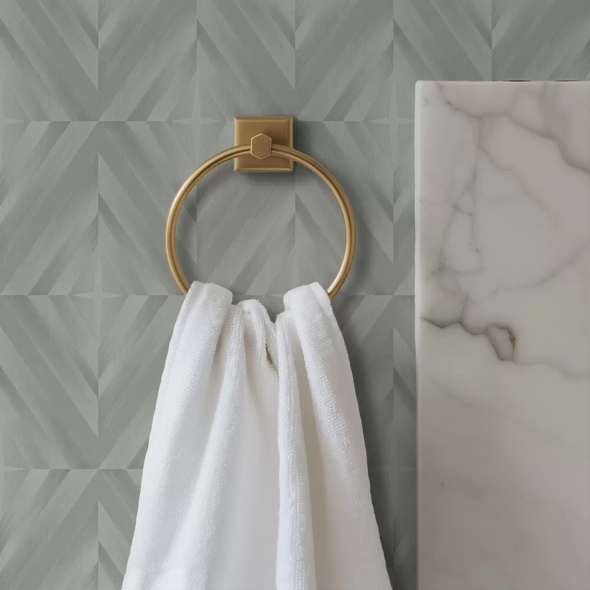 Tapetes Diagonāli triepieni, kas veido kvadrātu mīkstā pelēkā krāsu gamā a00983v1