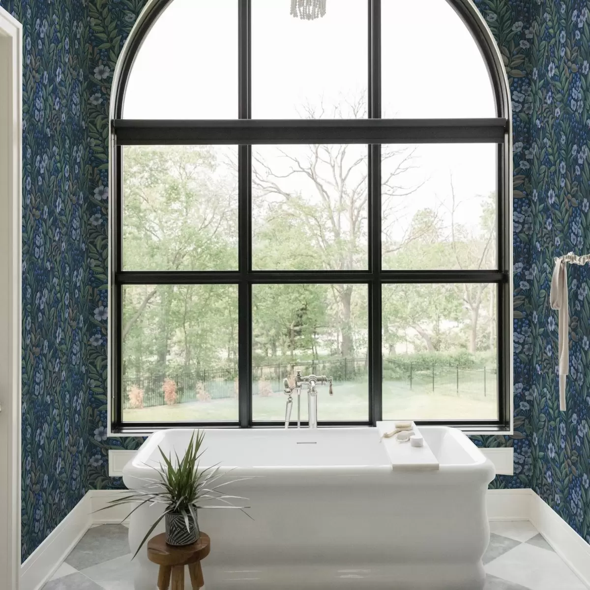 Tapetes Tumši zilas ogas un baltas ziedi blīvā lapotnē a00994