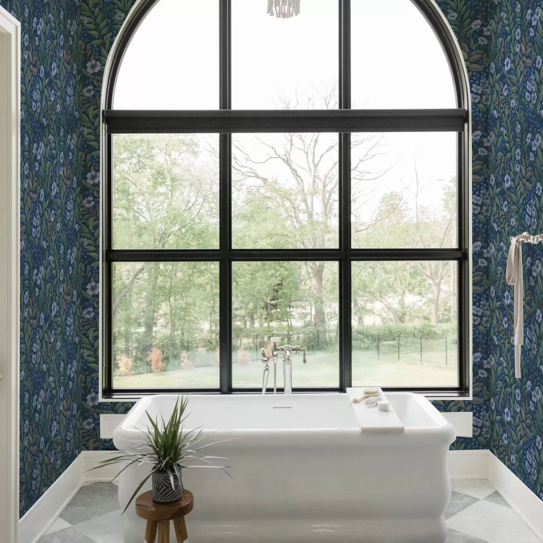 Fototapetes Tumši zilas ogas un baltas ziedi blīvā lapotnē a00994