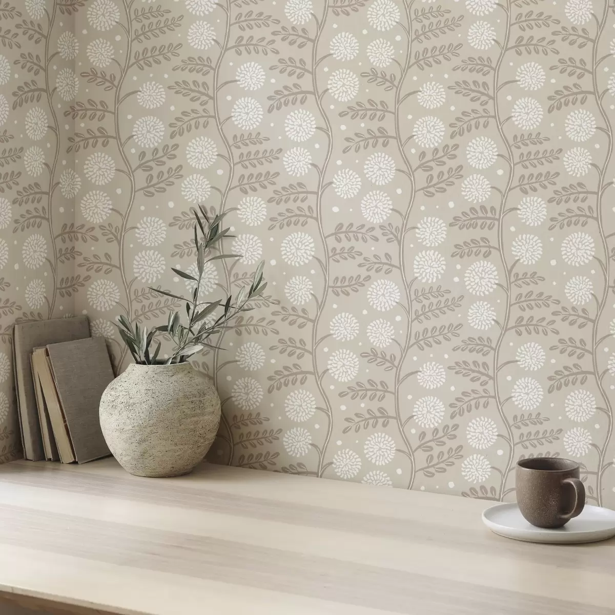 Tapetes Bēša krāsas stublāji ar baltiem pūkainiem ziediem un maigiem punktiņiem a00997
