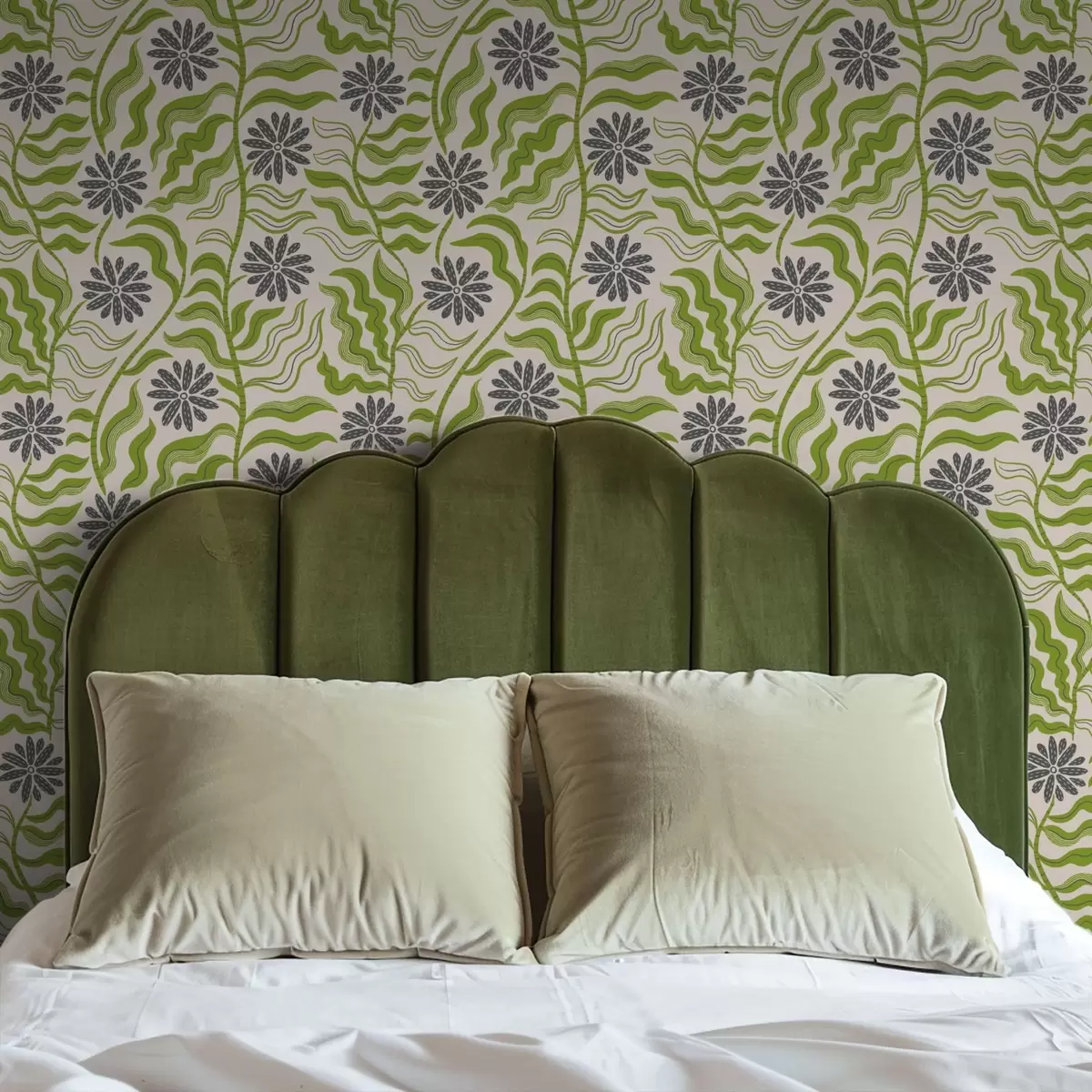 Tapetes Rotaļīgas zaļas margrietiņas ar viļņotām lapām uz krēmkrāsas fona a00998