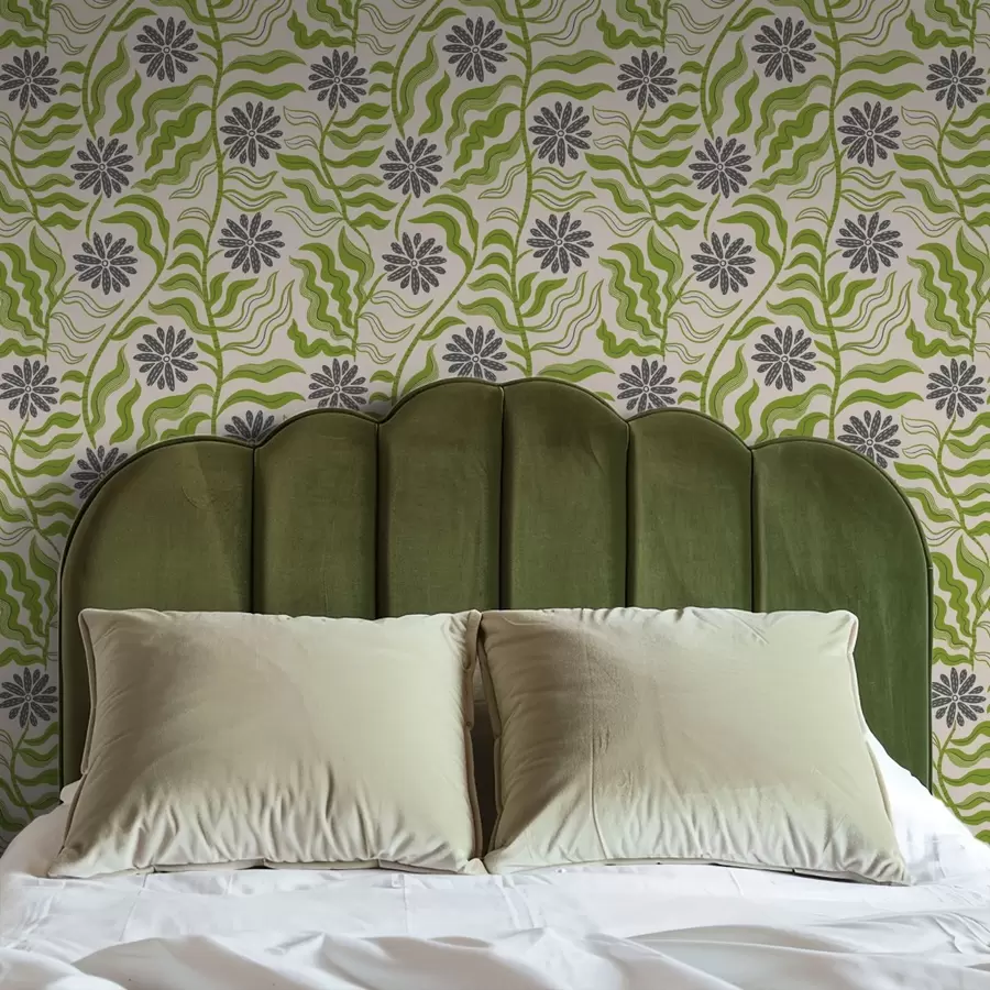 Fototapetes Rotaļīgas zaļas margrietiņas ar viļņotām lapām uz krēmkrāsas fona a00998