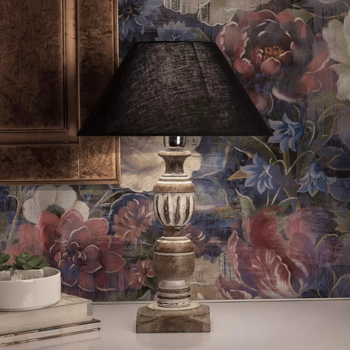 Tapetes Glezniecisks lielu ziedu pušķis uz tumši indigo fona a01021