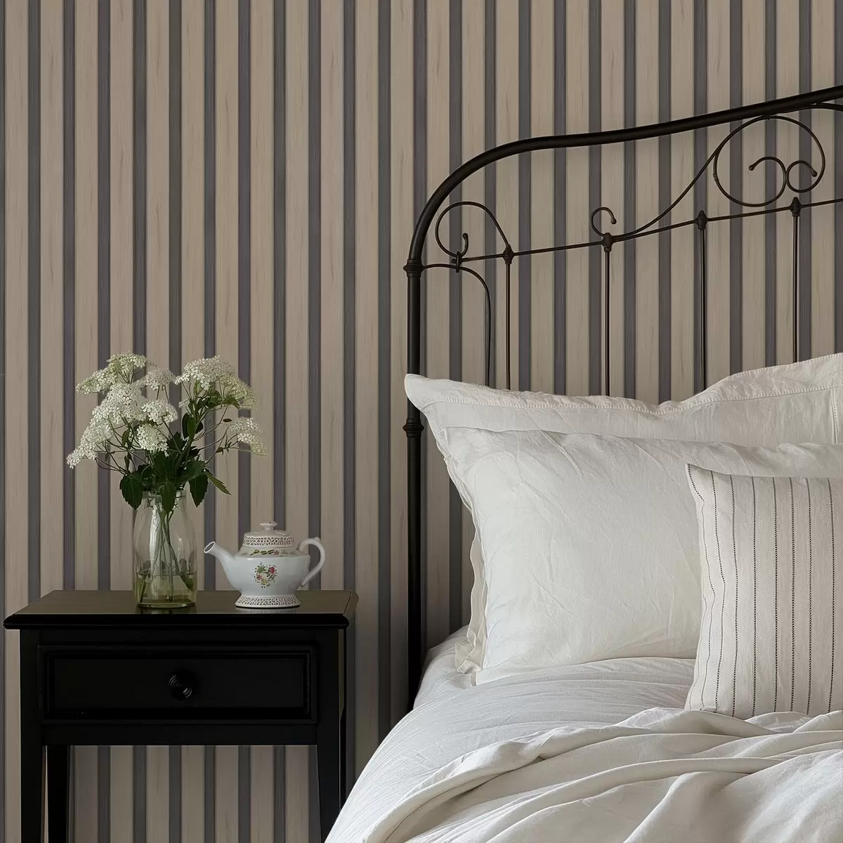 Tapetes Bēša krāsas koka dēļi ar tumšām vertikālām svītrām a01054v2