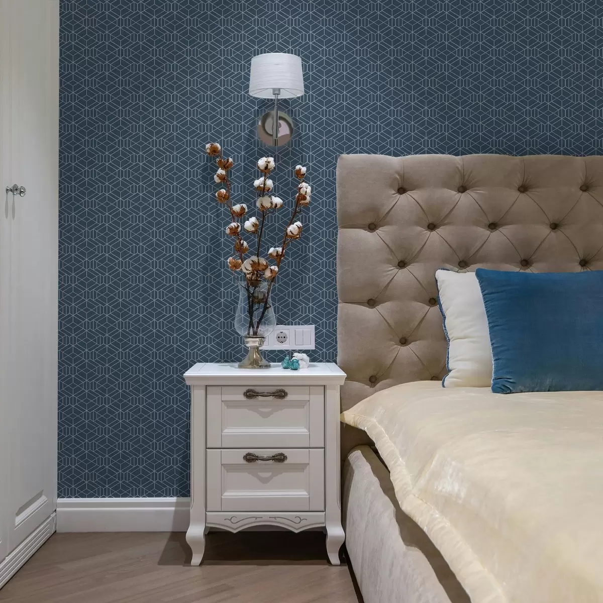 Tapetes Zils fons ar baltiem lineāriem kubiem režģī a01067v1