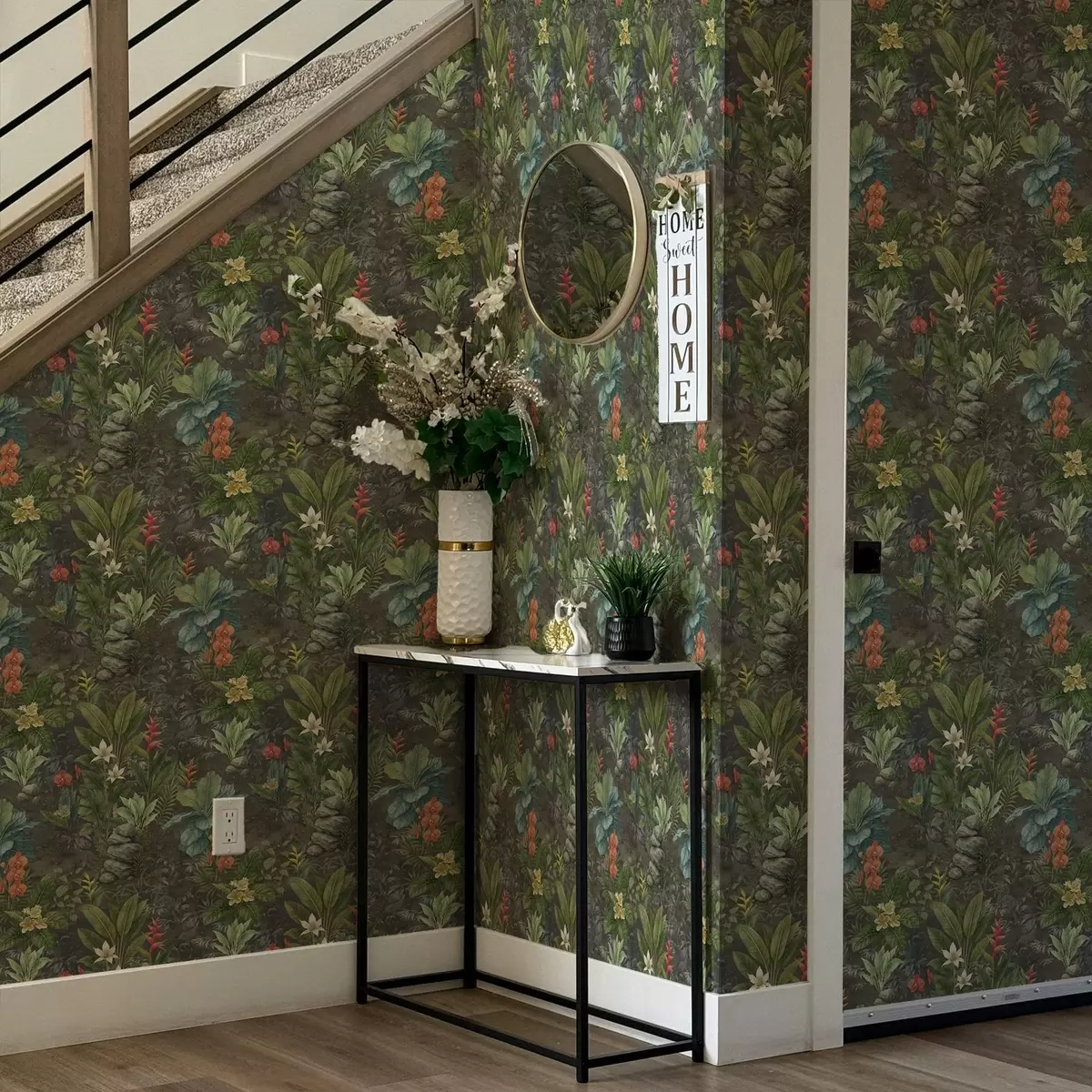 Tapetes Tumšs tropu dārzs ar košām puķēm un lapām a01079