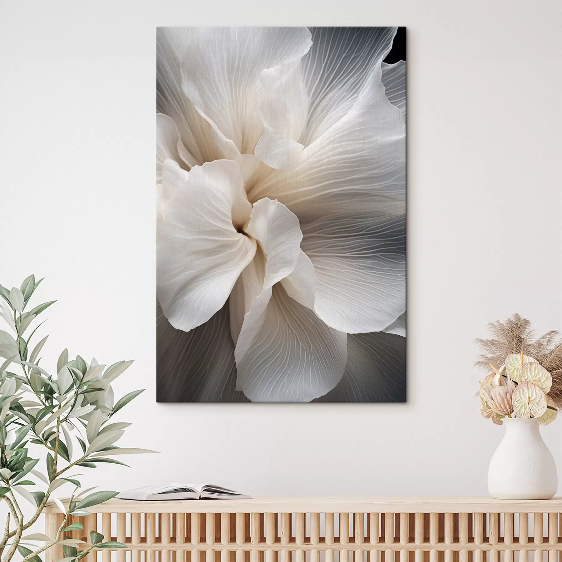 Glezna Tuva uzņēmuma delikātiem abstraktiem baltiem ziedlapiem ar sarežģītām līnijām un izplūdušu tumšu fonu s47018