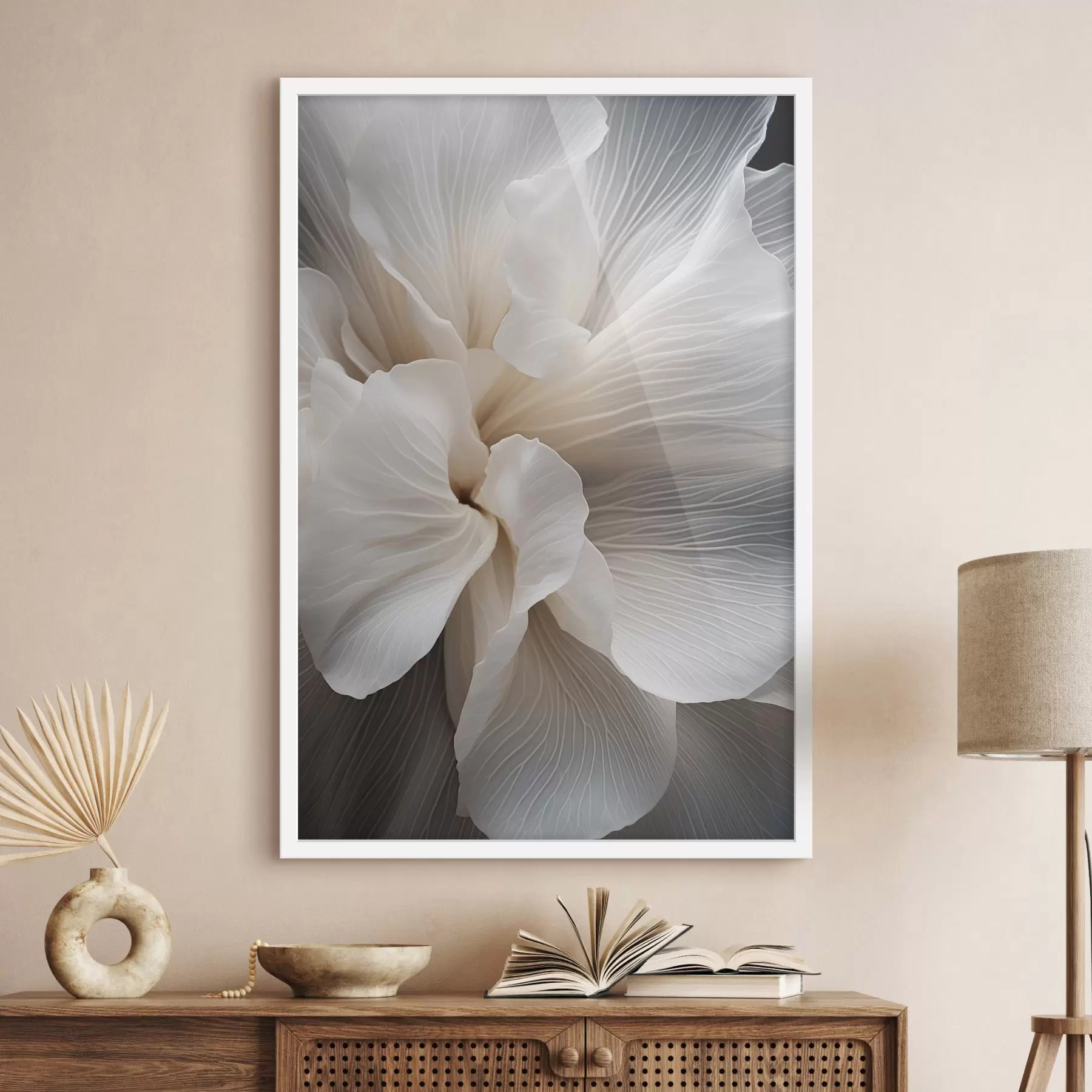 Fototapetes Tuva uzņēmuma delikātiem abstraktiem baltiem ziedlapiem ar sarežģītām līnijām un izplūdušu tumšu fonu f47018