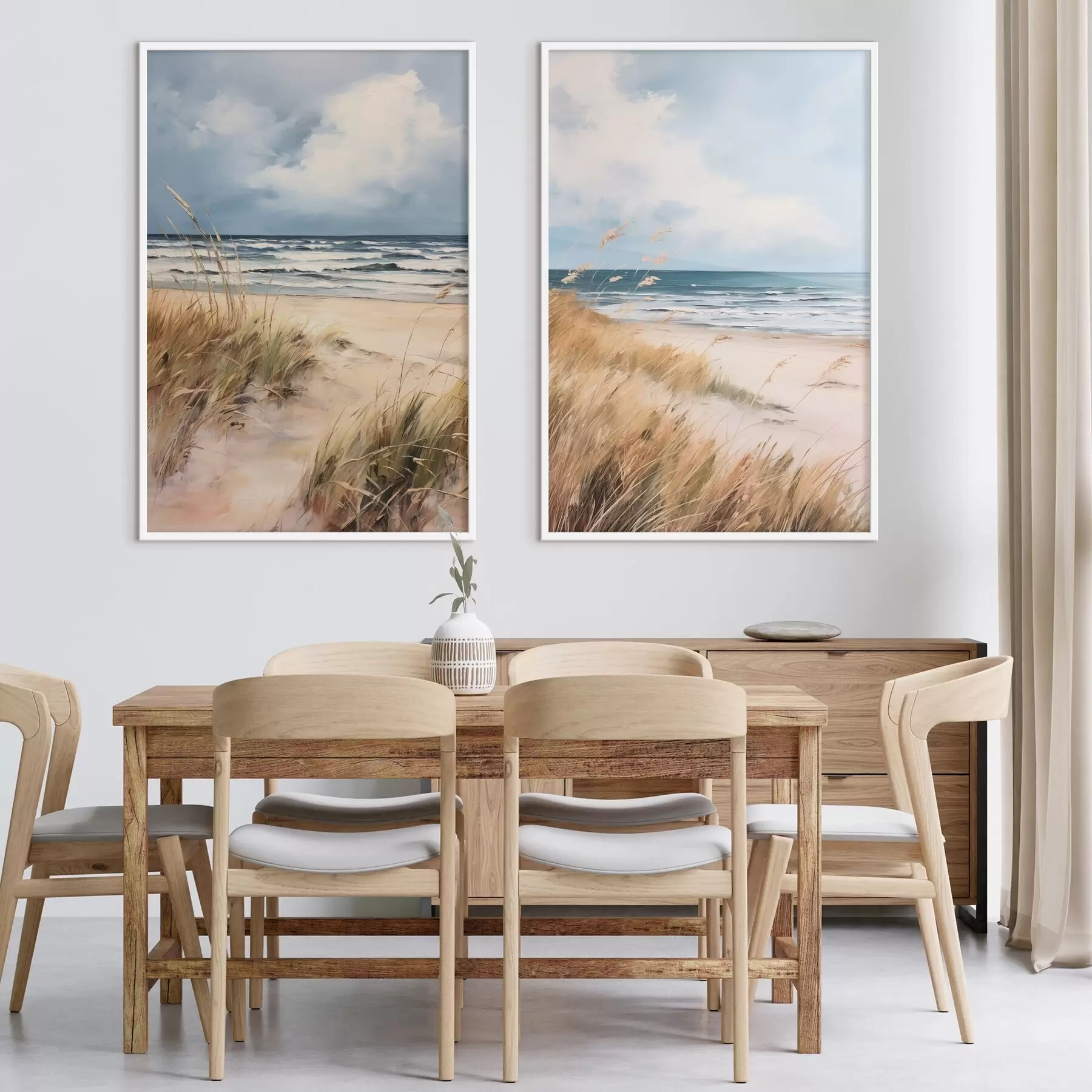 Fototapetes Smilšaina pludmale ar augstu zāli priekšplānā, okeāns ar viļņiem un mākoņainas debesis fonā d00521