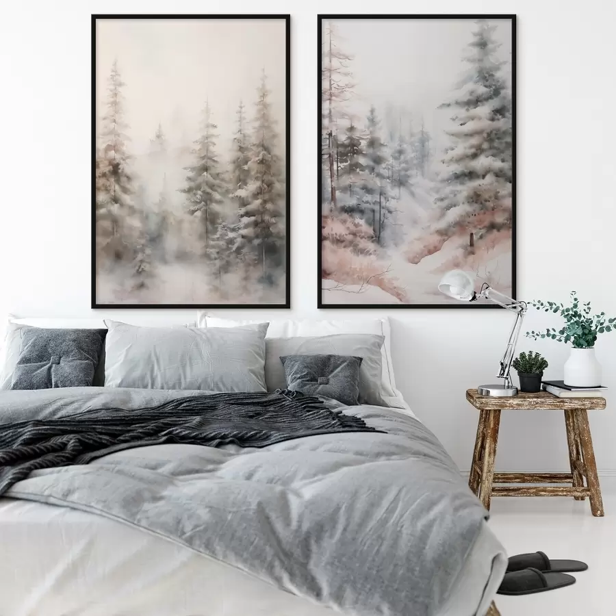 Fototapetes Augstas, sniega klātas priedes, kas stāv miglas apņemtā mežā, maiga, klusa ziemas ainava d01011