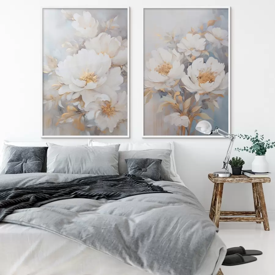 Fototapetes Baltas peonijas ar dzeltenu centru un lapām, maigi otas triepieni, gaiši zils fons, ziedu kompozīcija d00878