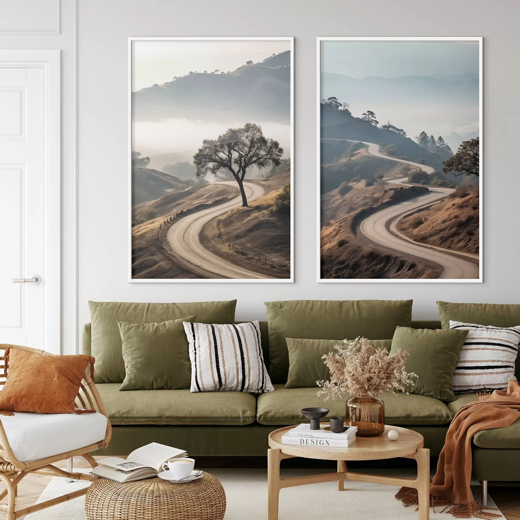 Fototapetes Līkumots ceļš pa kalnainu ainavu ar sausu zāli zem skaidras debess un kalniem tālumā d00887