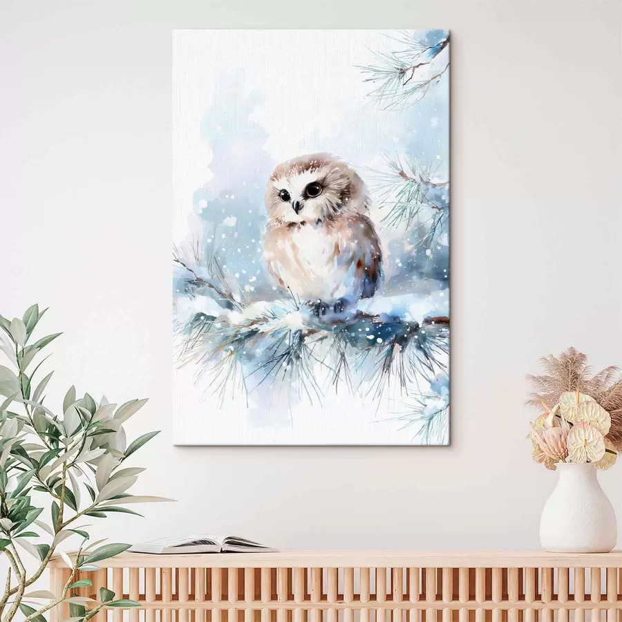 Glezna mīlīga pūce uz sniega klāta priežu zara akvareļa stilā s47115