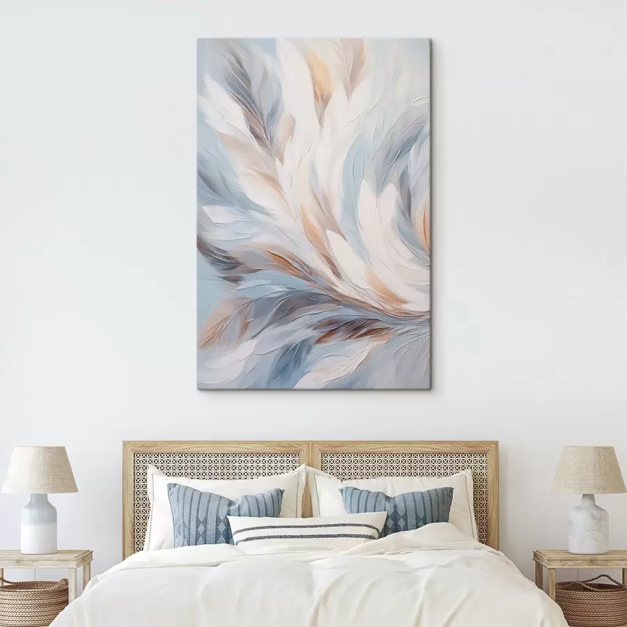 Glezna Abstrakta glezna ar spalvām baltā, zilā un brūnā krāsā, ar maigu, plūstošu faktūru un gaišu fonu. s47417