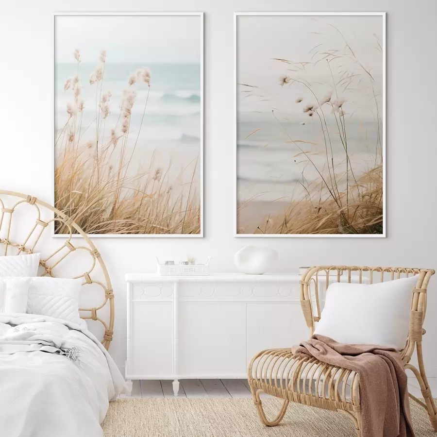 Fototapetes Augsta zāle ar pūkainām sēklu galviņām, smilšaina pludmale un okeāna viļņi fonā, maiga un pieklusināta krāsu palete d00650