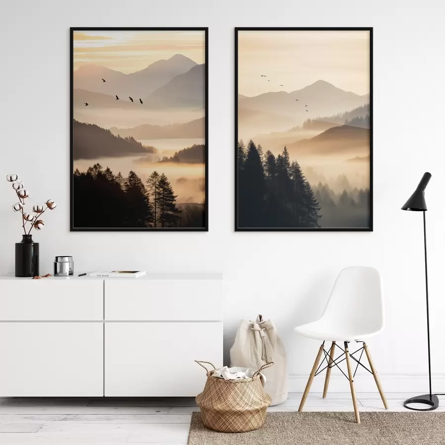 Fototapetes Kalnu ainava ar mežu un debesīs lidojošiem putniem, ko saullēkta laikā klāj bieza miglas kārta d00651