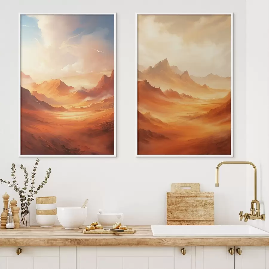 Fototapetes Plaša, oranža tuksneša ainava ar stāvajām, klinšainajām kalnām zem miglas apklāta, saulainā debesīm ar plāniem mākoņiem. d01122