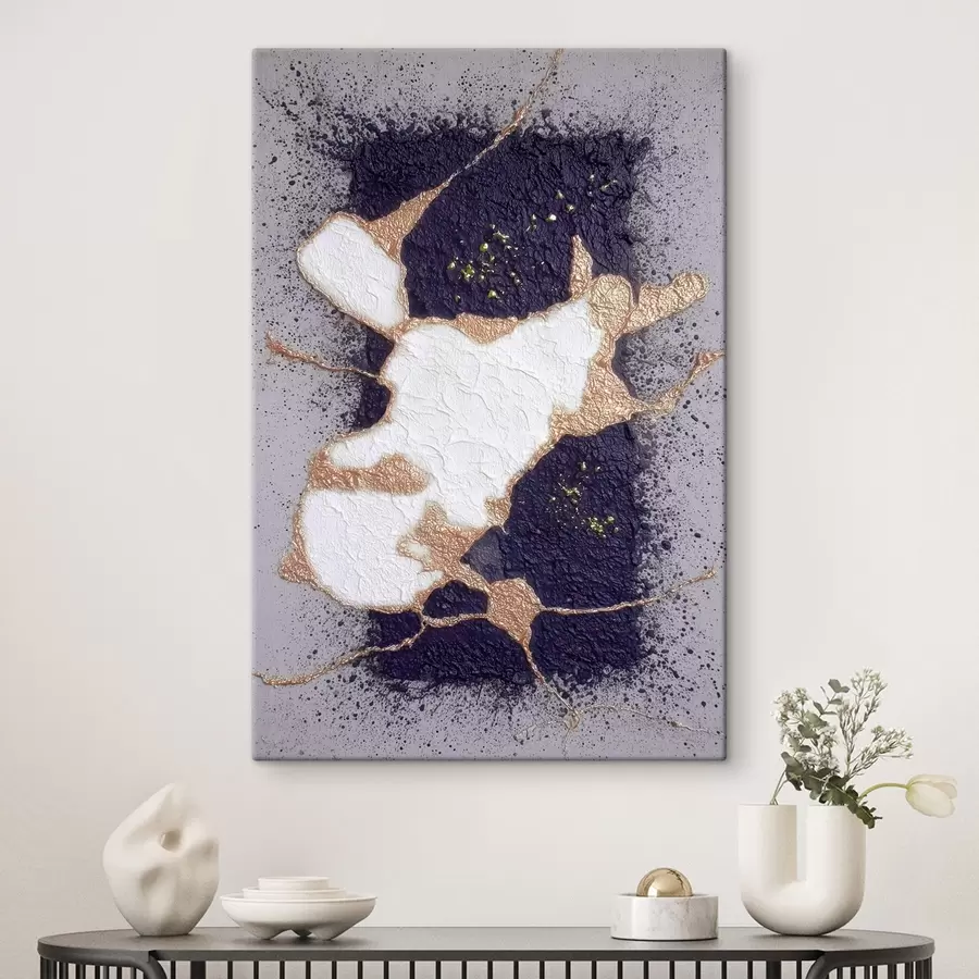 Glezna Abstrakts violeta un smilškrāsas toņos ar apjomīgu tekstūras efektu s46952