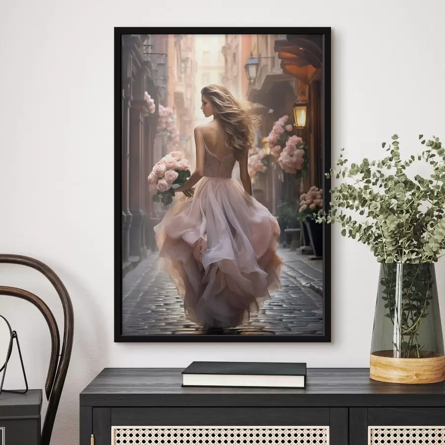 Fototapetes Sieviete rozā kleitā, ejot pa ielu f47316