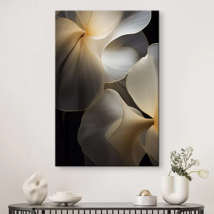 Glezna Abstrakti plūstoši caurspīdīgi ziedlapiņas ar smalkām līnijām uz tumša fona s47859