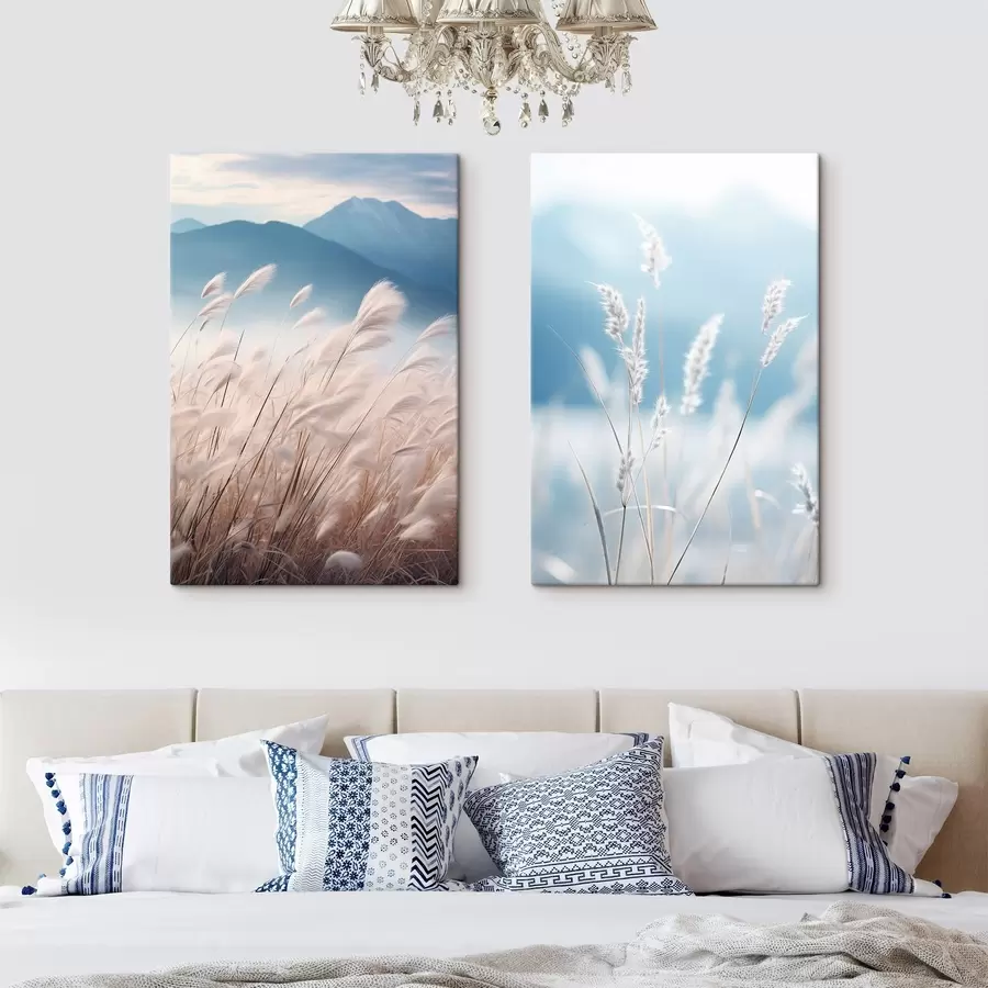 Glezna Augsta, balta pampas zāle, kas pūš vējā, ar maigi ziliem kalniem fonā m30060