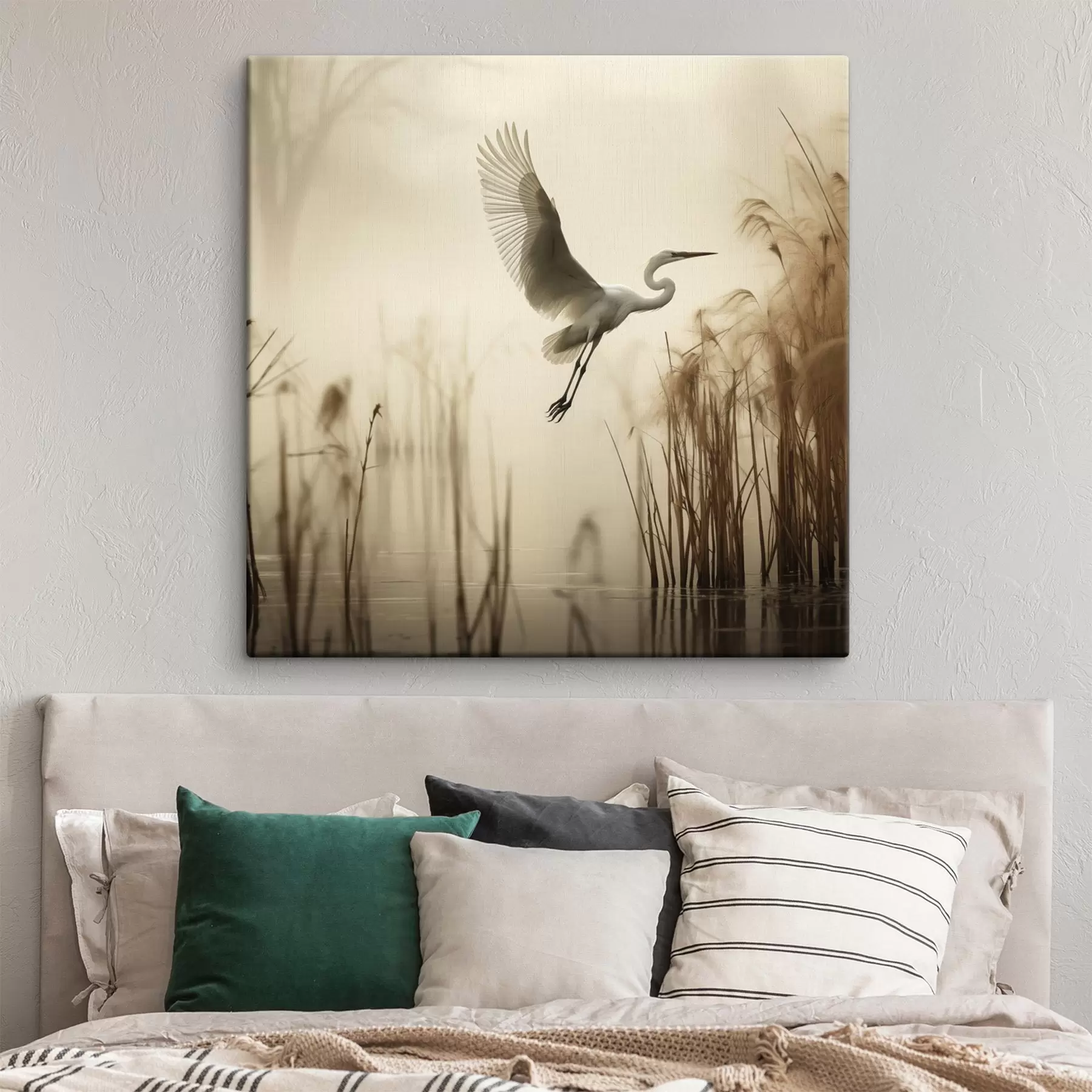 Glezna Baltā gārgale lido pāri ezeram, kuru ieskauj augsti niedri, bet fonā redzami koki s48389