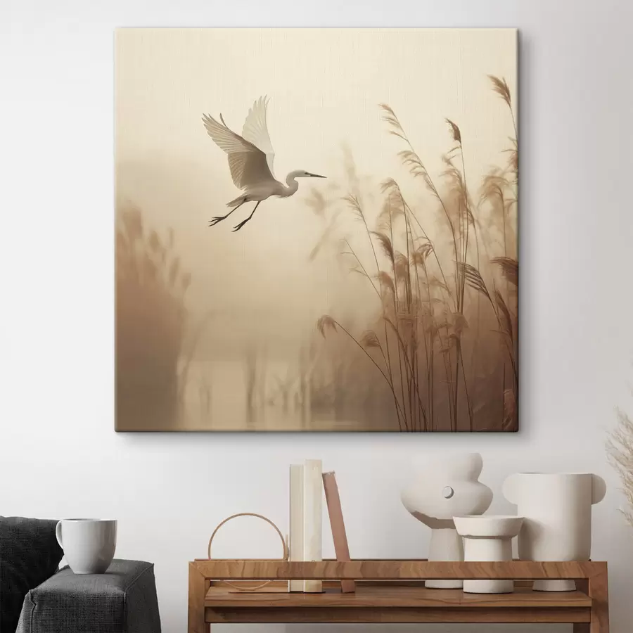 Glezna Baltā gārgale lido pāri ezeram, kuru ieskauj augsti niedri, bet fonā redzami koki s48390