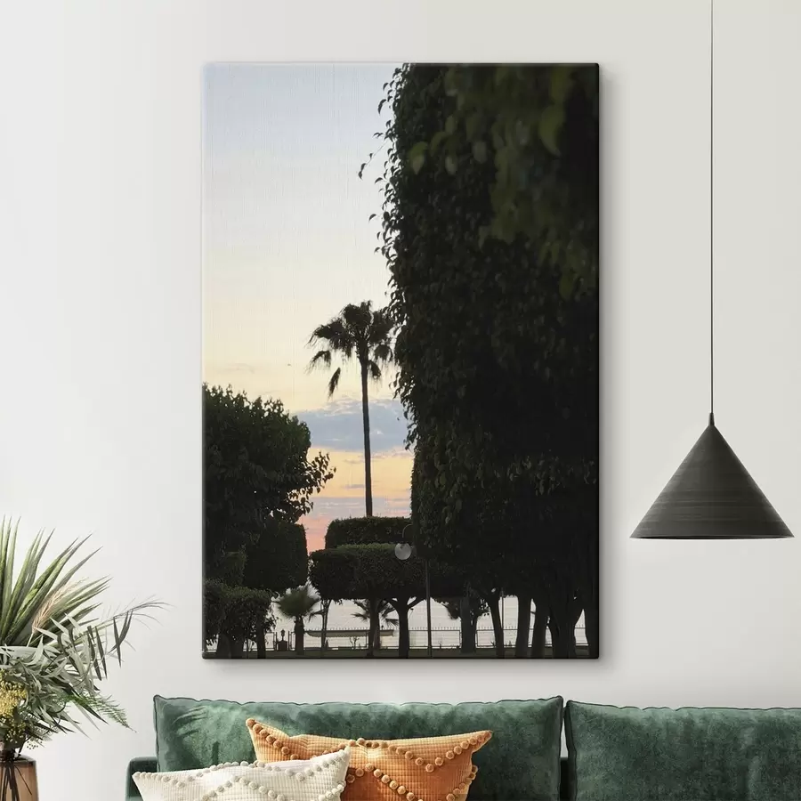 Glezna Palma ainaviskā parkā saulrieta laikā s49697