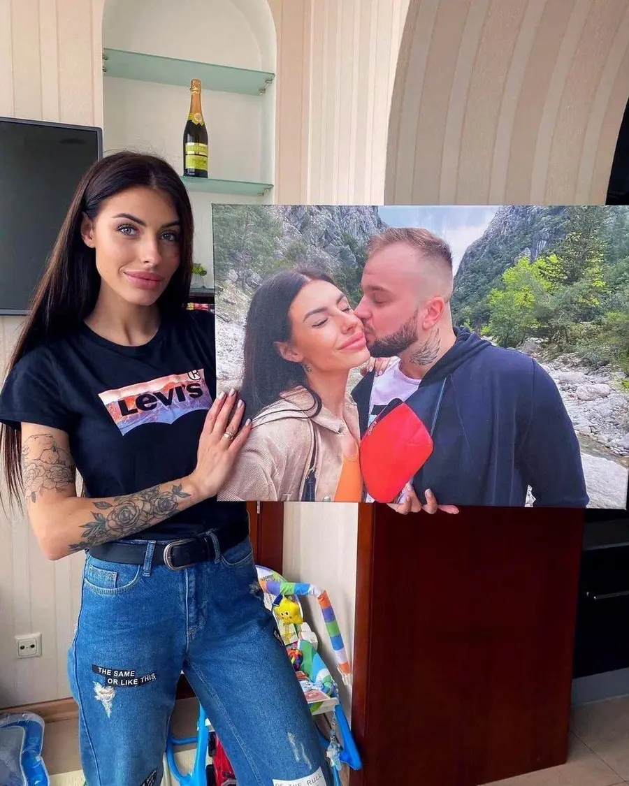 Glezna Džinsi, augs un skūpsts s34656